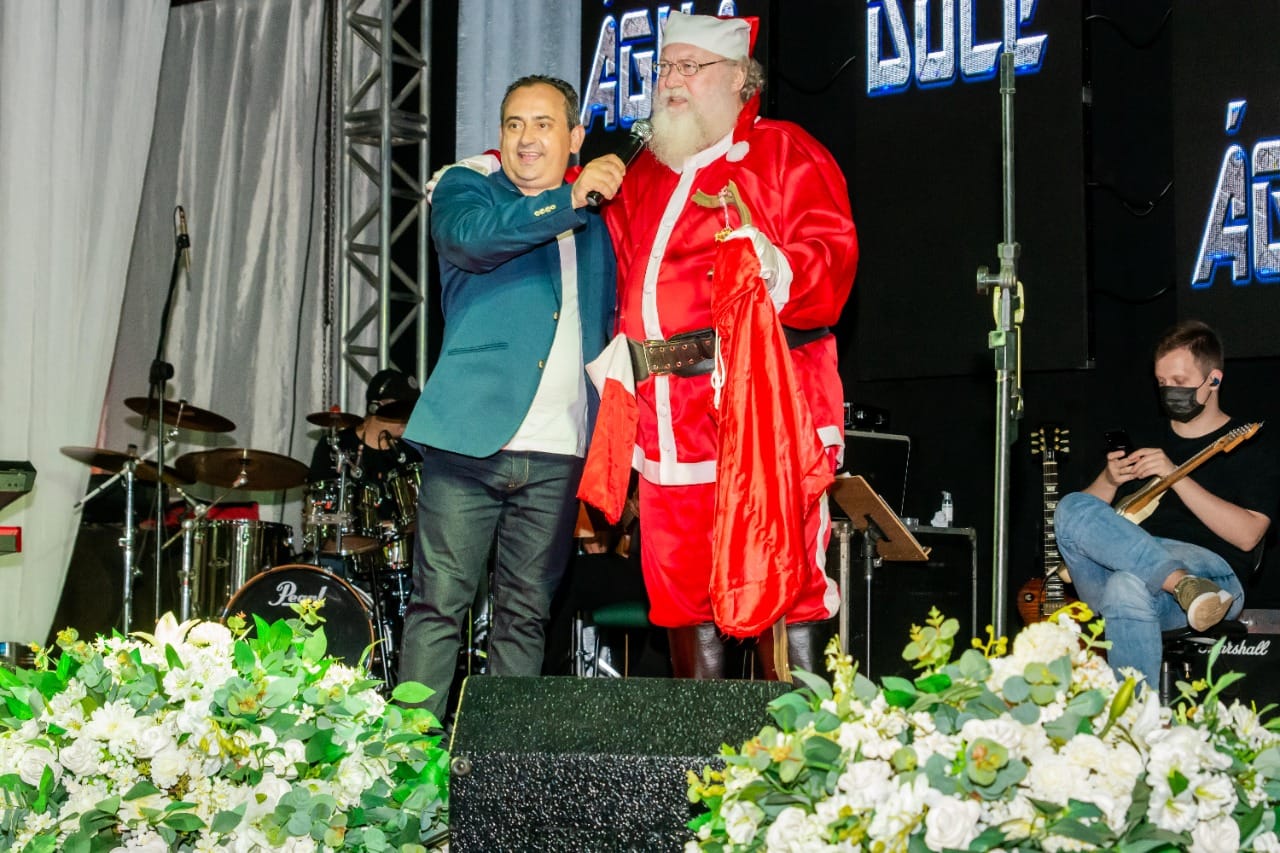 Papai Noel anunciando o Natal de Luz, ao lado do apresentador Emerson Prado. 
