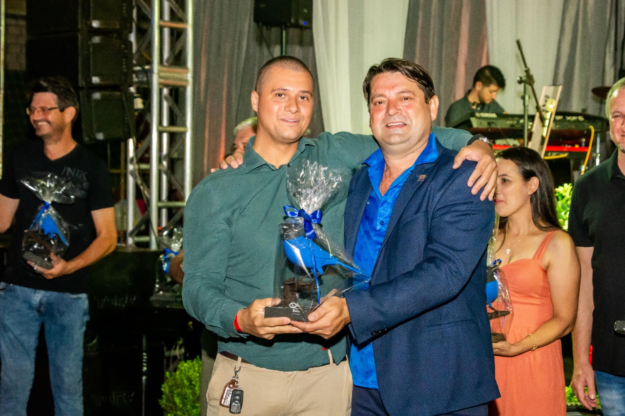 O secretário de segurança, Sargento Andrade, recebeu o troféu das mãos do prefeito Elcio Jaime da Luz.