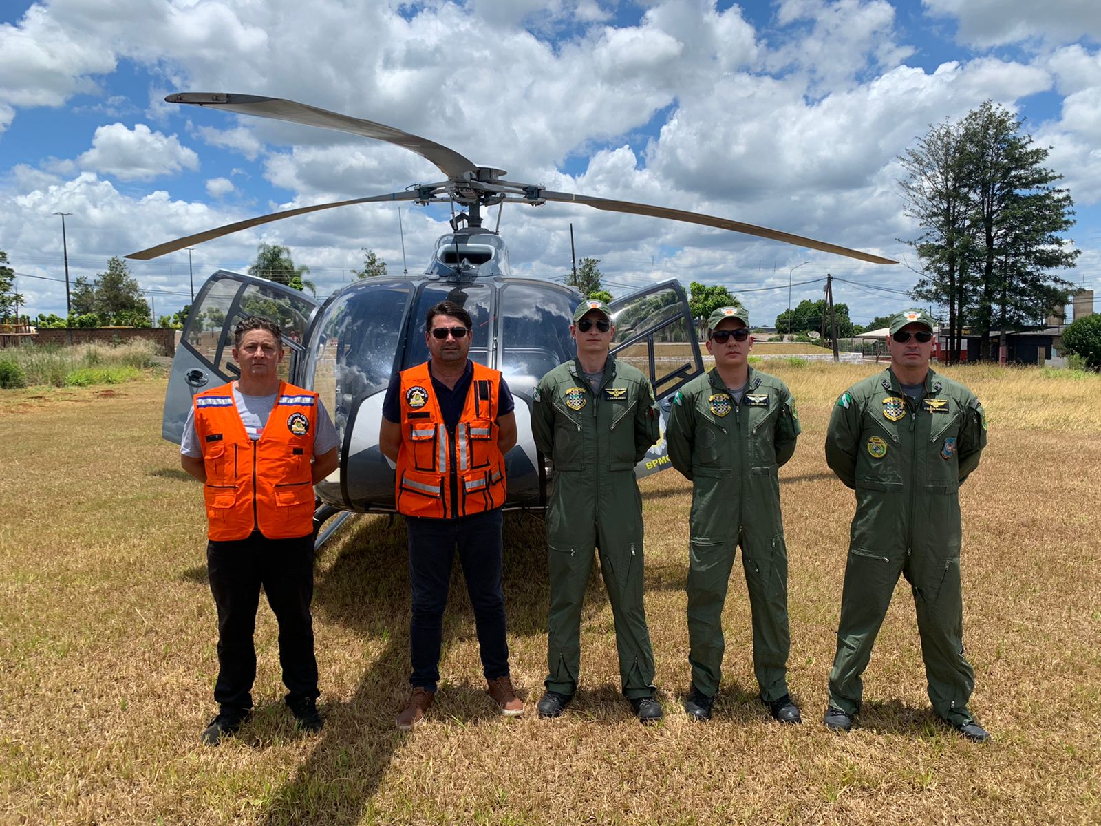 Prefeito Elcio Jaime e vereador Ivo Potulski com equipe operacional do Helícóptero do BOA-PM 