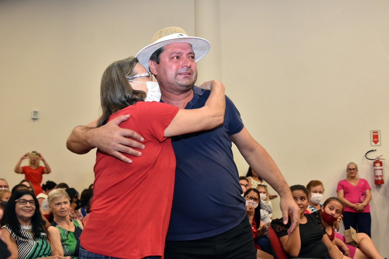 Emocionado Elcio jaime abraça sua mãe Dona Neli