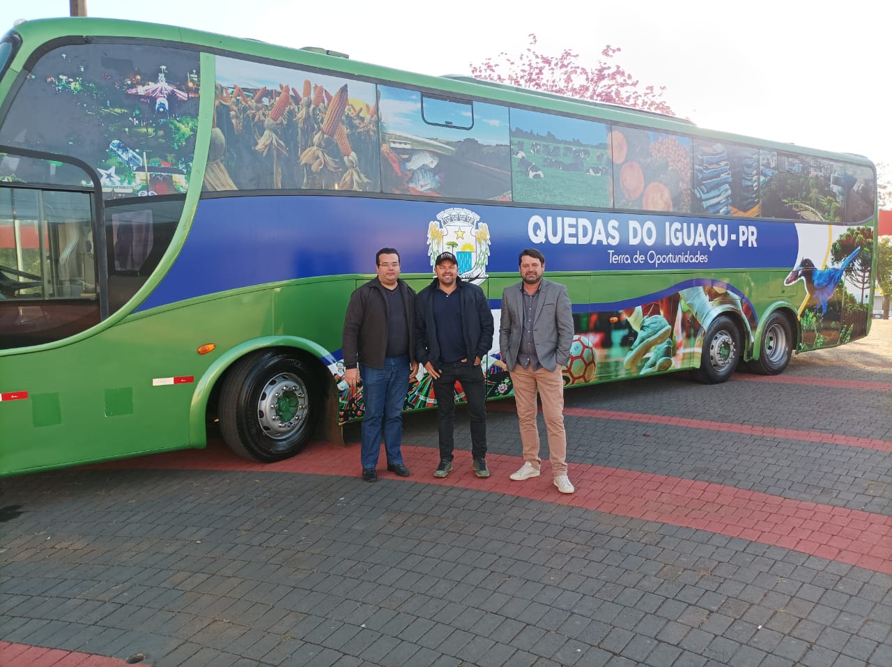 Há poucos dias a administração entregou um ônibus para atender o transporte de desportistas do município 