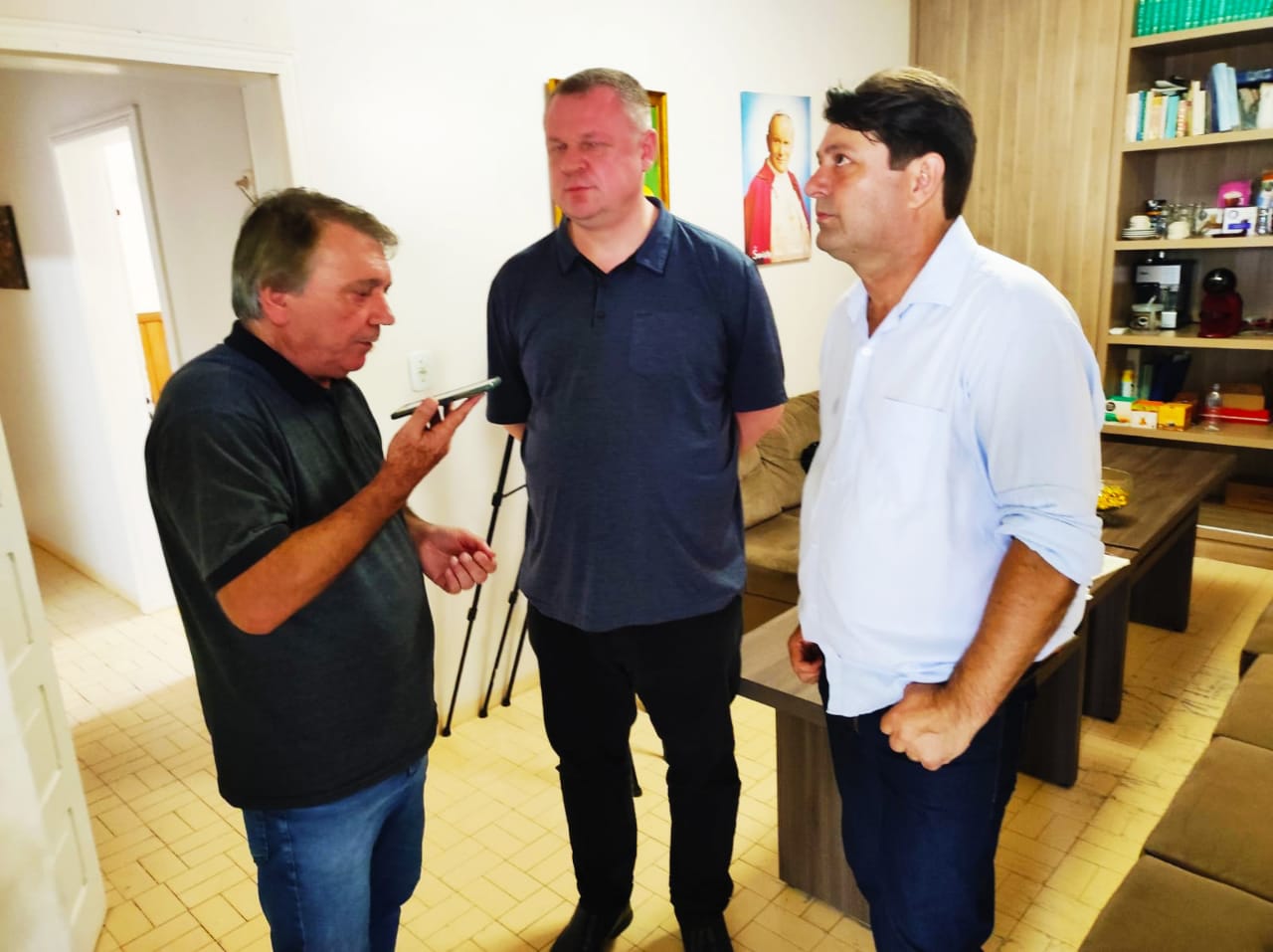 Carlos Lins entrevistando o Pároco André e o prefeito Elcio Jaime