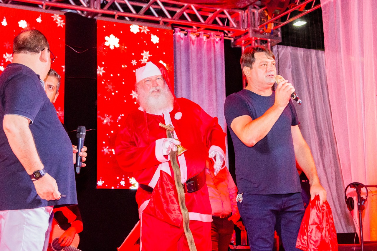 Até Papai Noel apareceu nas duas noites, anunciando o Natal, ao lado do prefeito Elcio Jaime da Luz 